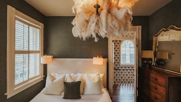 3 bedrooms, desk, iron/ironing board, travel cot