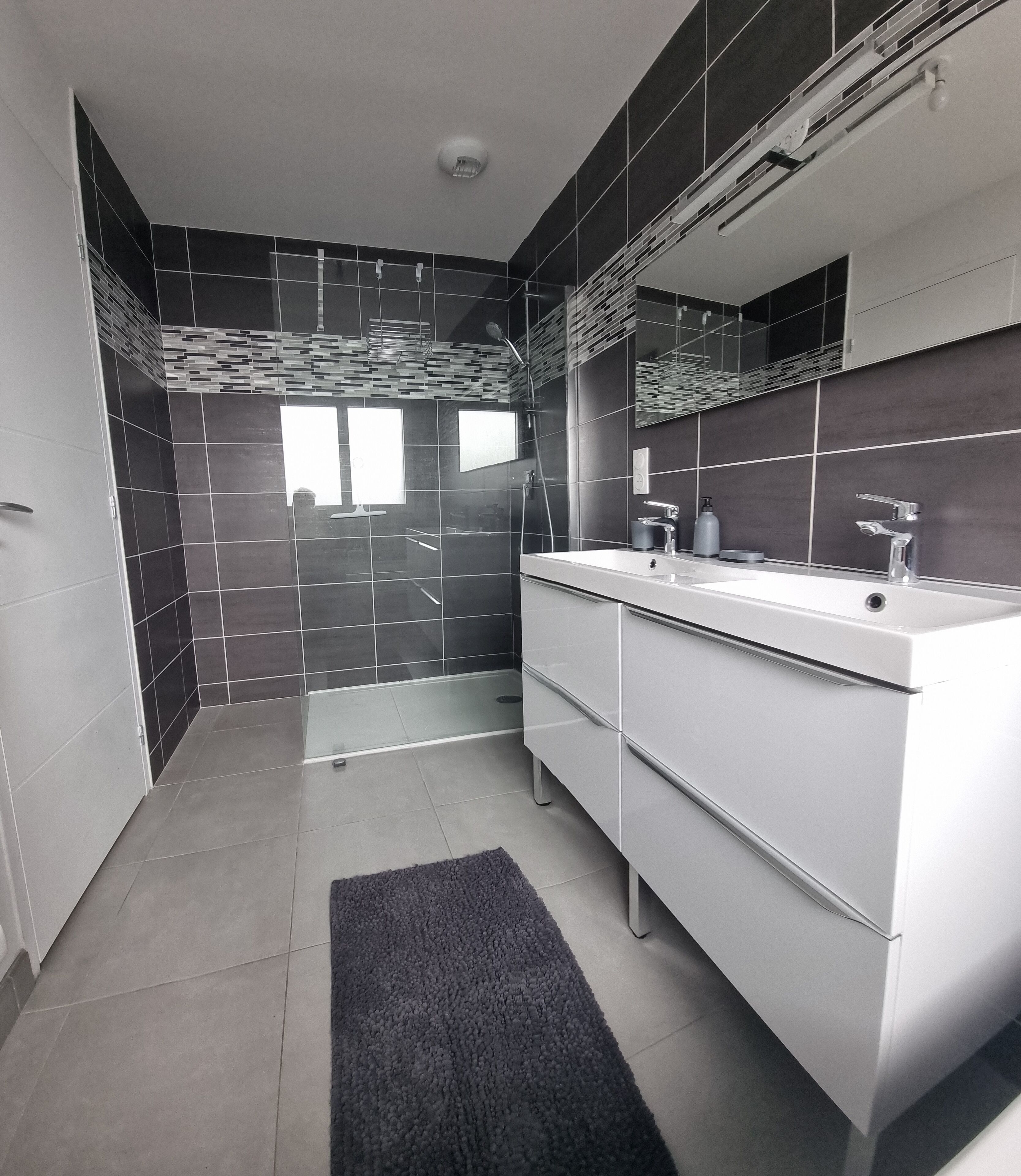 Douche, sèche-cheveux, serviettes fournies, savon