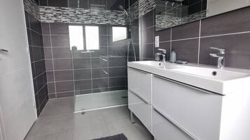 Douche, sèche-cheveux, serviettes fournies, savon