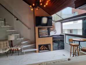 TV, fireplace - Triplex Praia dos Ingleses (Florianópolis)