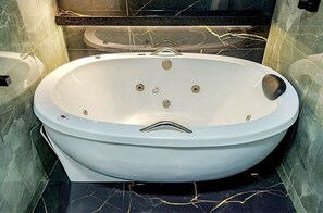 Douche, baignoire à jets, sèche-cheveux, savon