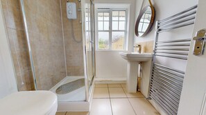 Douche, sèche-cheveux, serviettes fournies, papier toilette