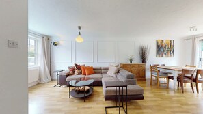 Living area - 3 bed house with parking near Tower Bridge (London)
