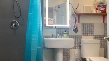 Een douche, een haardroger, handdoeken, zeep