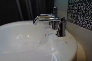 Shower, hair dryer, towels, soap - Tiny house with AC in vibrant Los Angeles (Los Angeles)
