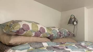 Een strijkplank/strijkijzer, wifi, beddengoed