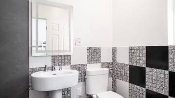 Een douche, een haardroger, handdoeken, zeep