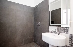 تجهيزات دش، مجففات شعر، مناشف، صابون