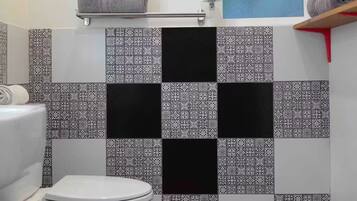 Een douche, een haardroger, handdoeken, zeep