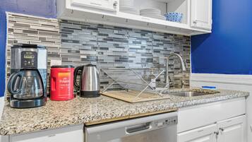 Micro-ondes, four, plaque de cuisson, lave-vaisselle