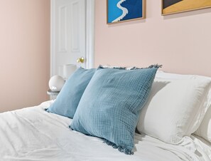 2 habitaciones, tabla de planchar con plancha, wifi y ropa de cama 