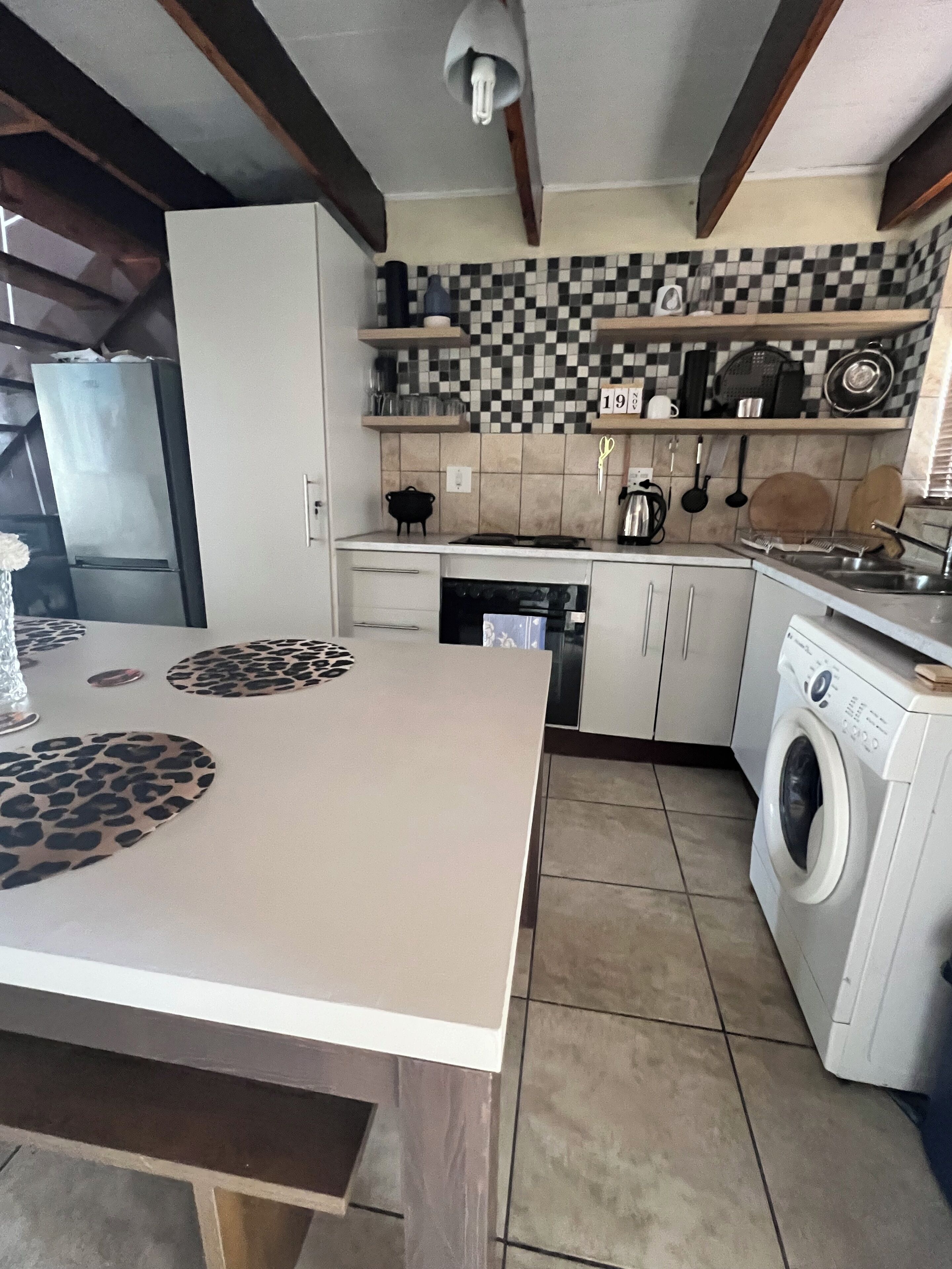 Kylskåp, ugn, spishäll och vattenkokare