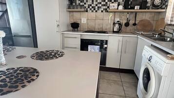 KylskÄp, ugn, spishÀll och vattenkokare