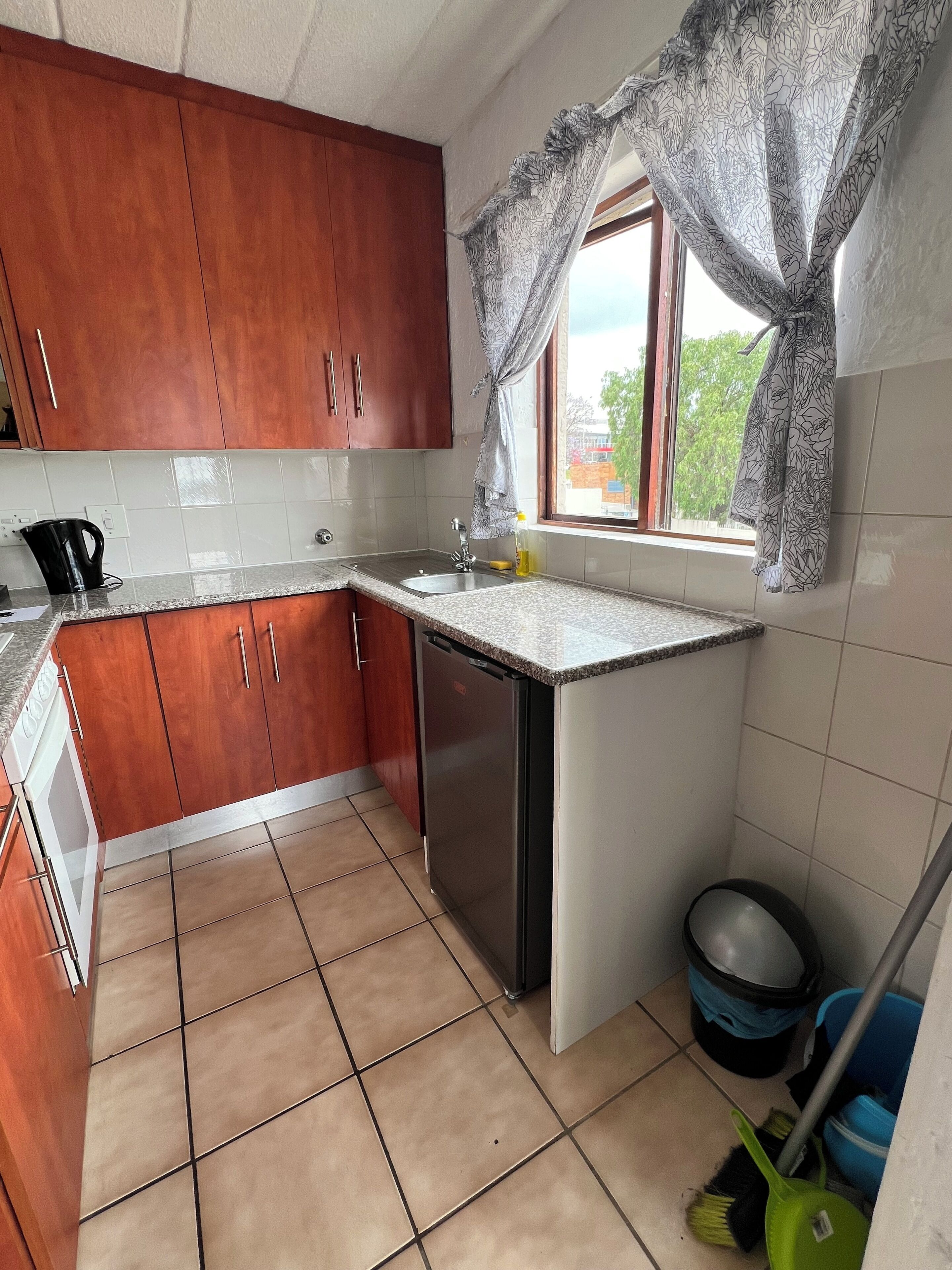 Een koelkast, een oven, een kookplaat, een waterkoker