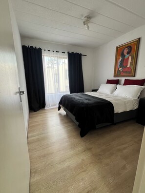 1 slaapkamer, een strijkplank/strijkijzer, wifi, beddengoed