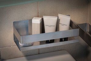 Dusche, kostenlose Toilettenartikel, Hausschuhe, Bidet