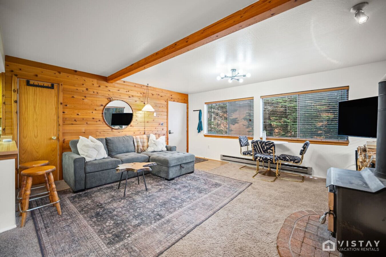 Televisión y chimenea 