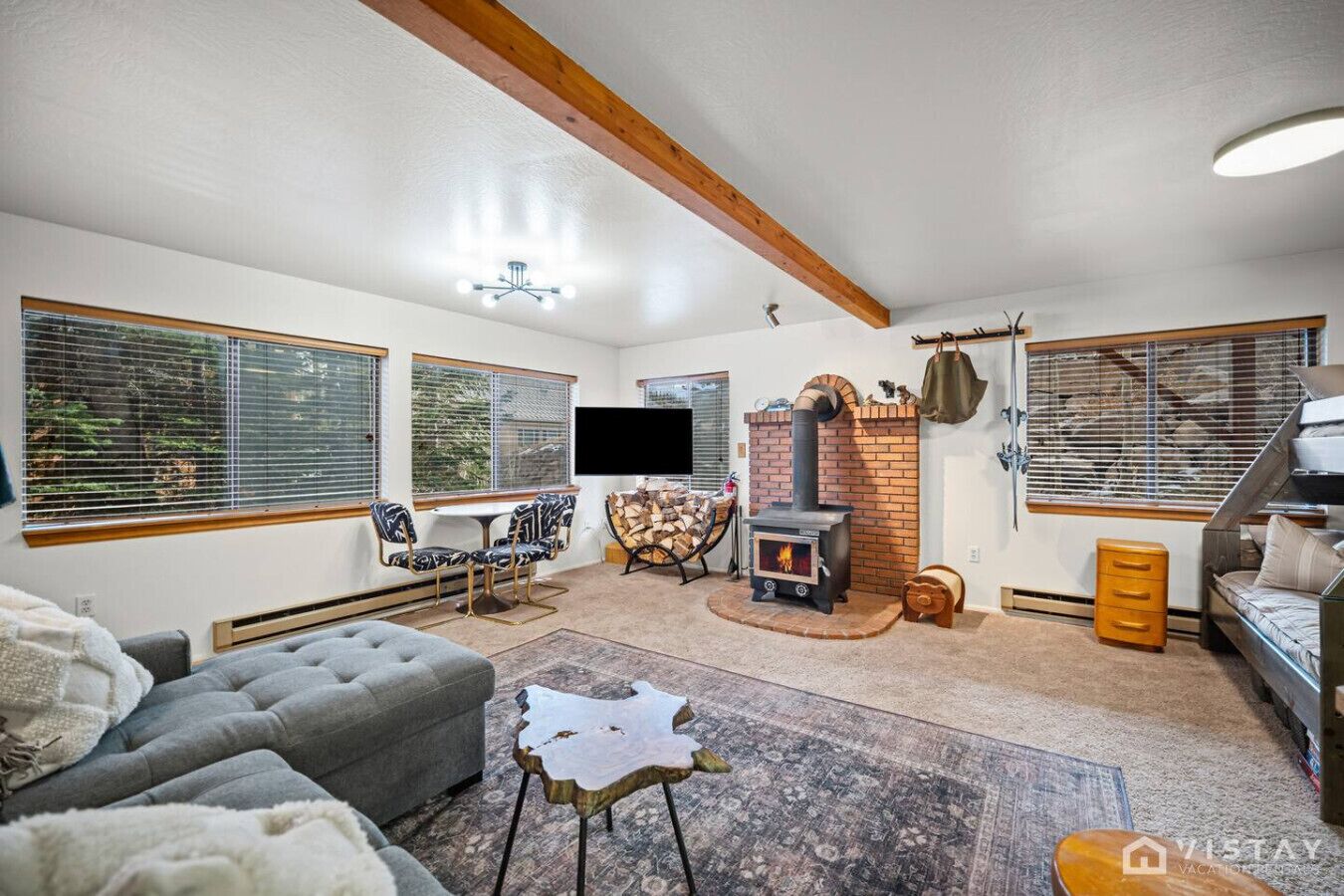 Televisión y chimenea 