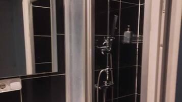 Lägenhet Basic | Badrum | Dusch, gratis toalettartiklar, hårtork och handdukar