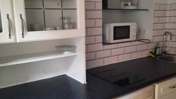 Lägenhet Basic | Eget kök | Minikylskåp, mikrovågsugn, spishäll och grytor/köksredskap