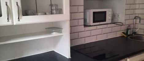 基础公寓 | 私人厨房 | 迷你冰箱、微波炉、炉灶、厨具/餐具