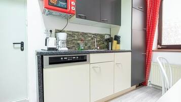 Lägenhet Basic | Eget kök | Minikylskåp, mikrovågsugn, spishäll och diskmaskin