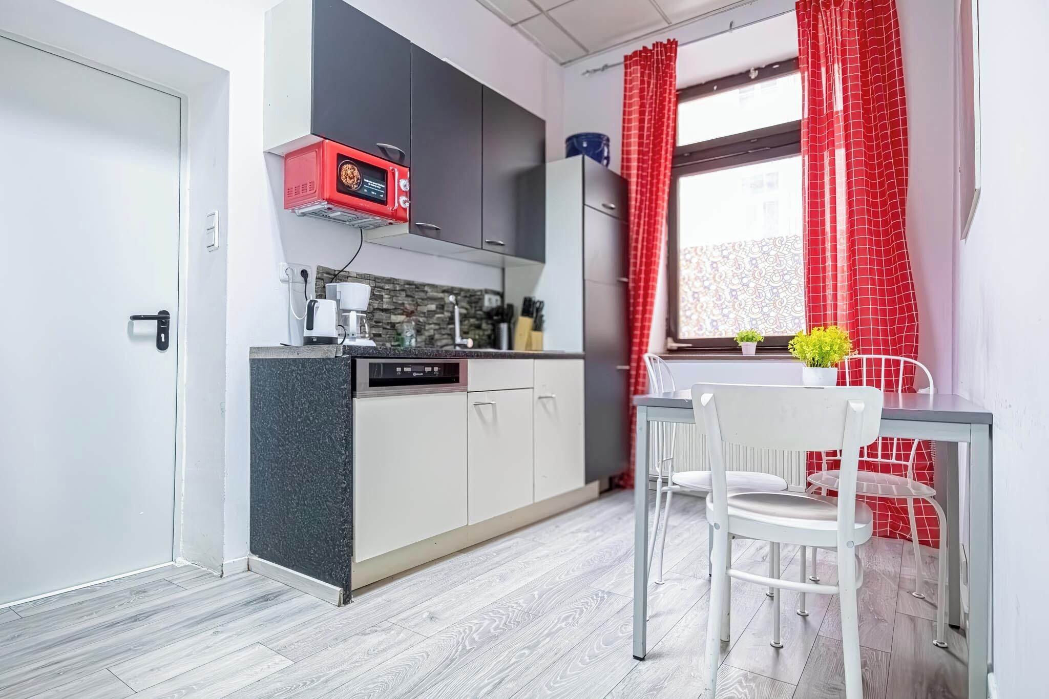 Apartamento básico | Cozinha privada | Frigobar, micro-ondas, cooktop, lava-louças