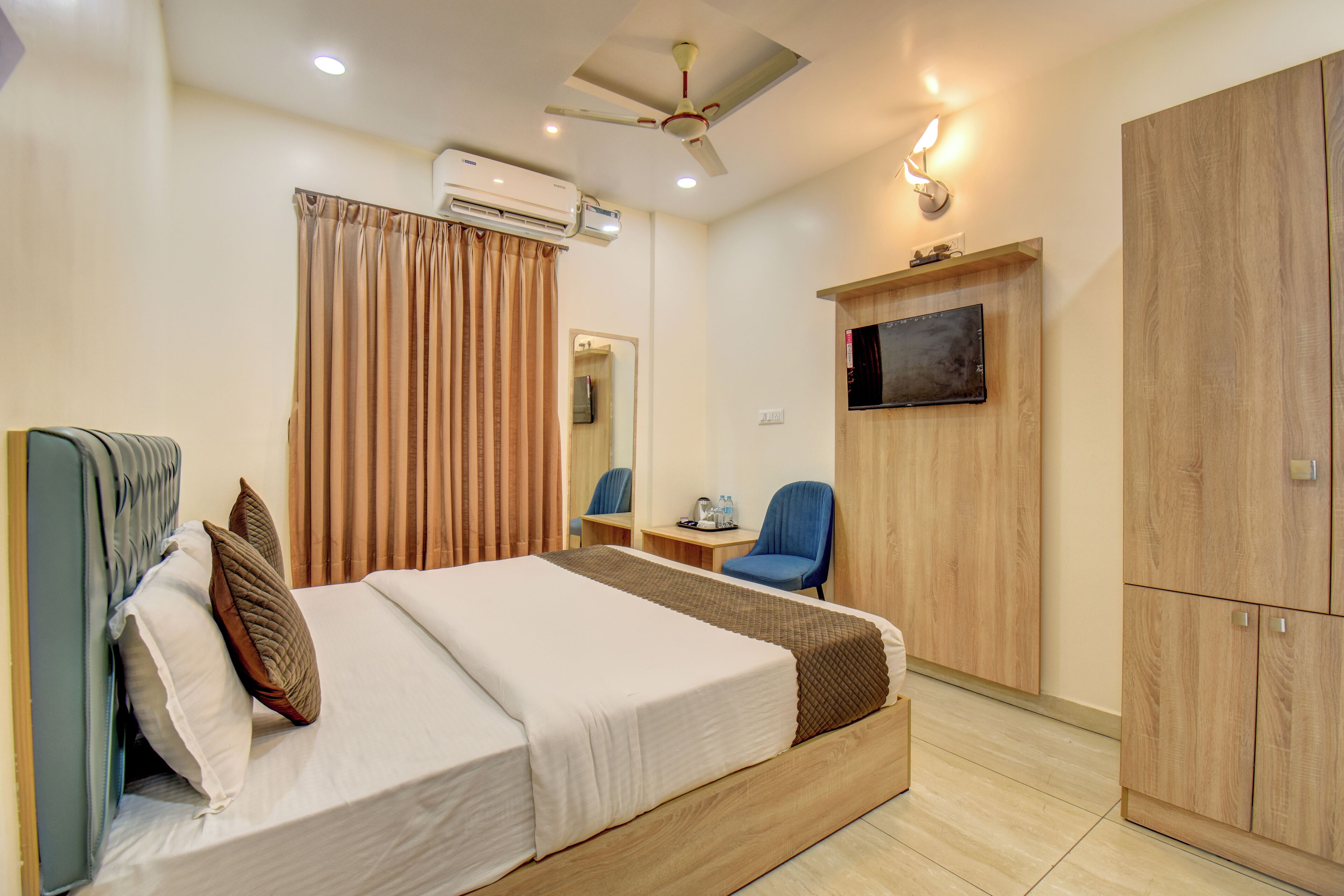 مكتب وستائر تعتيم ومكواة/لوح كي وواي فاي مجانًا