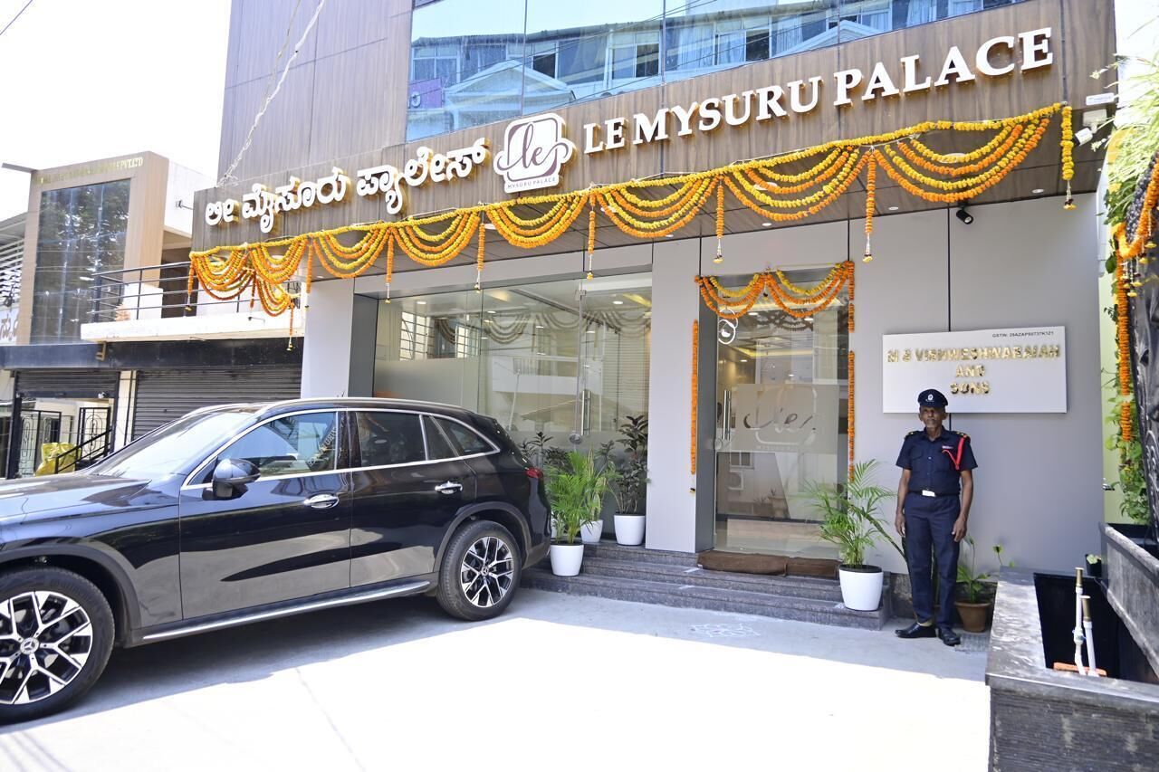 Un bâtiment sur lequel on peut lire l’inscription « LEMYSURUPALACE », avec un agent de sécurité posté à l’extérieur.