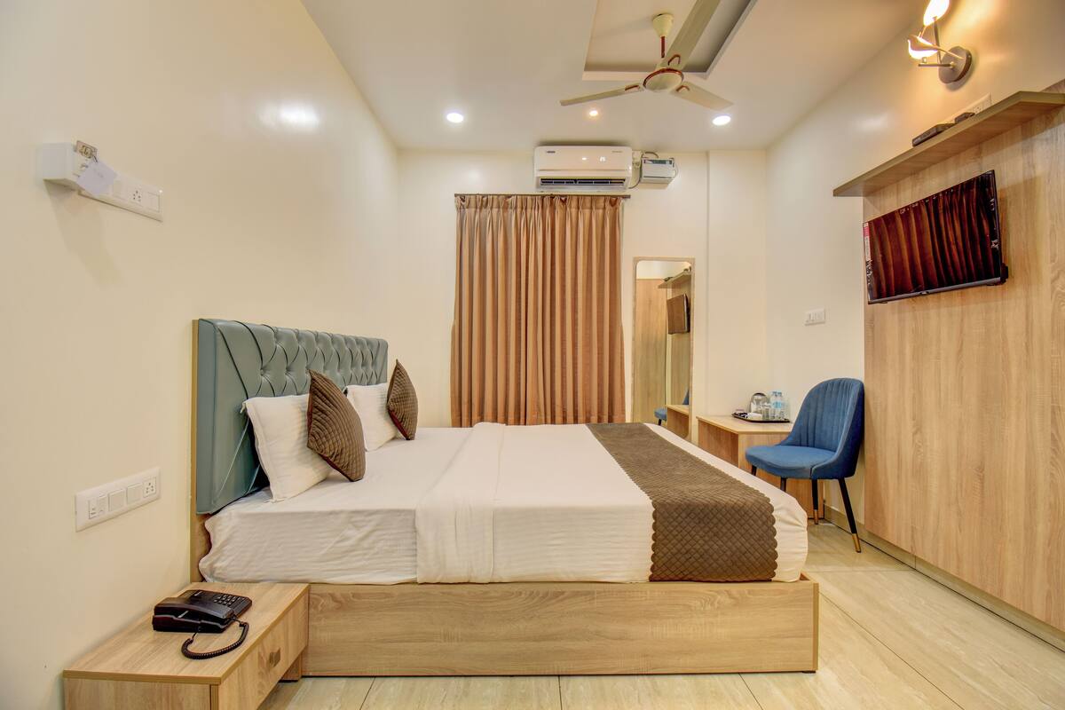 Deluxe Double Room, City View | Desk, blackout drapes, iron/ironing board (on request), WiFi (free)