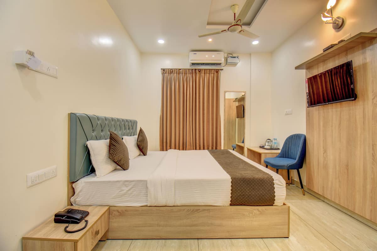 Deluxe Double Room, City View | Desk, blackout curtains, iron/ironing board, free WiFi