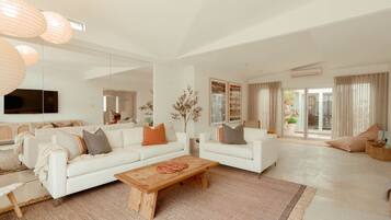 TV, fireplace, stereo