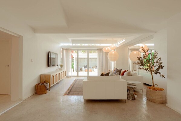 TV, fireplace, stereo