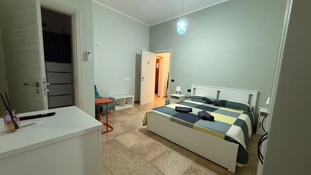 A bedroom with a bed, a desk, a chair, and a small table. - La casetta di Fra & Giu (Longobucco)