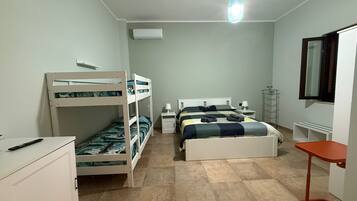 Quadruple Room | In-room safe, soundproofing, free WiFi