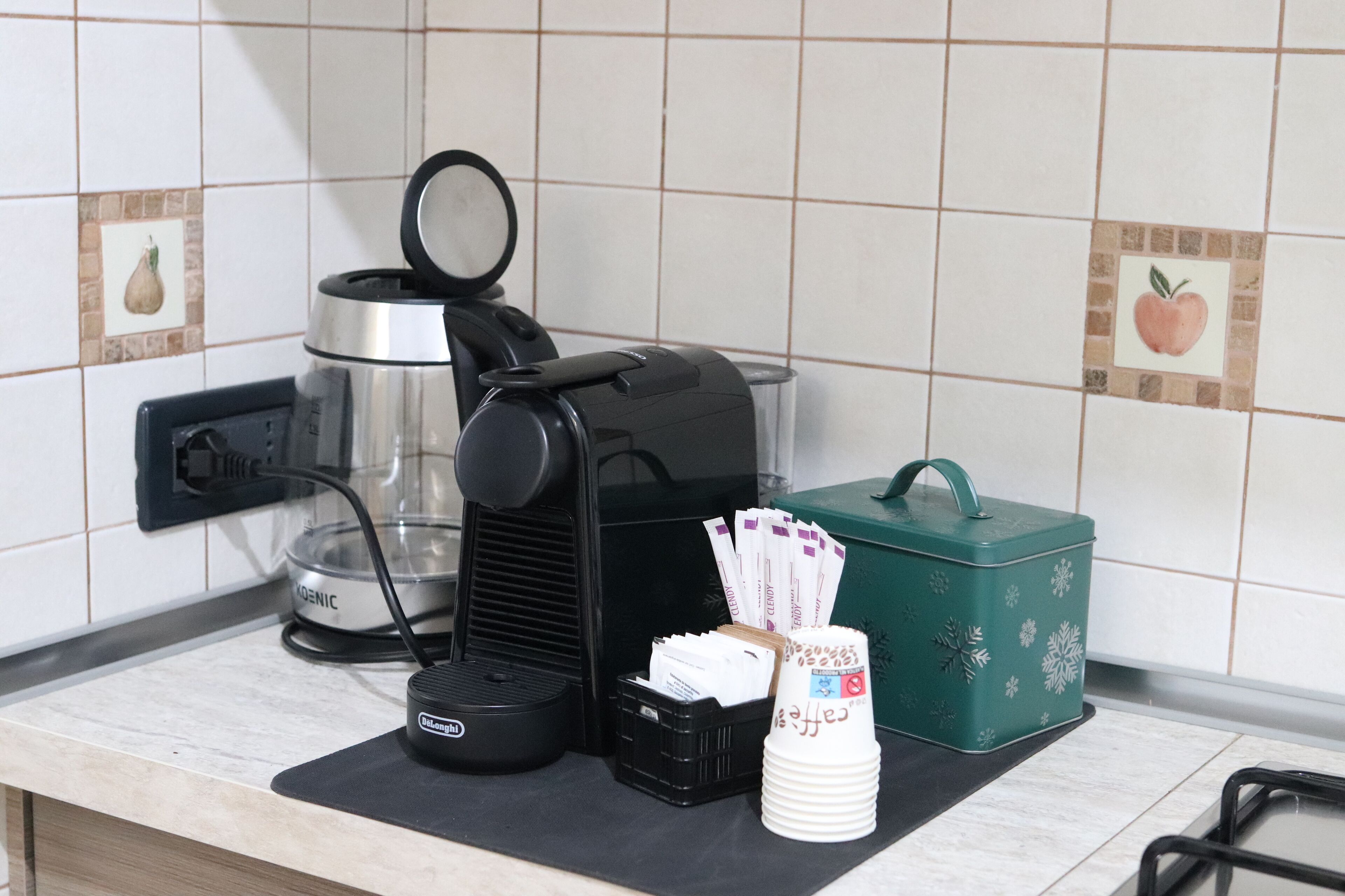 Frigorífico pequeño, microondas, horno y placa de cocina