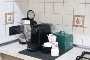 Mini-Kühlschrank, Mikrowelle, Ofen, Herdplatte