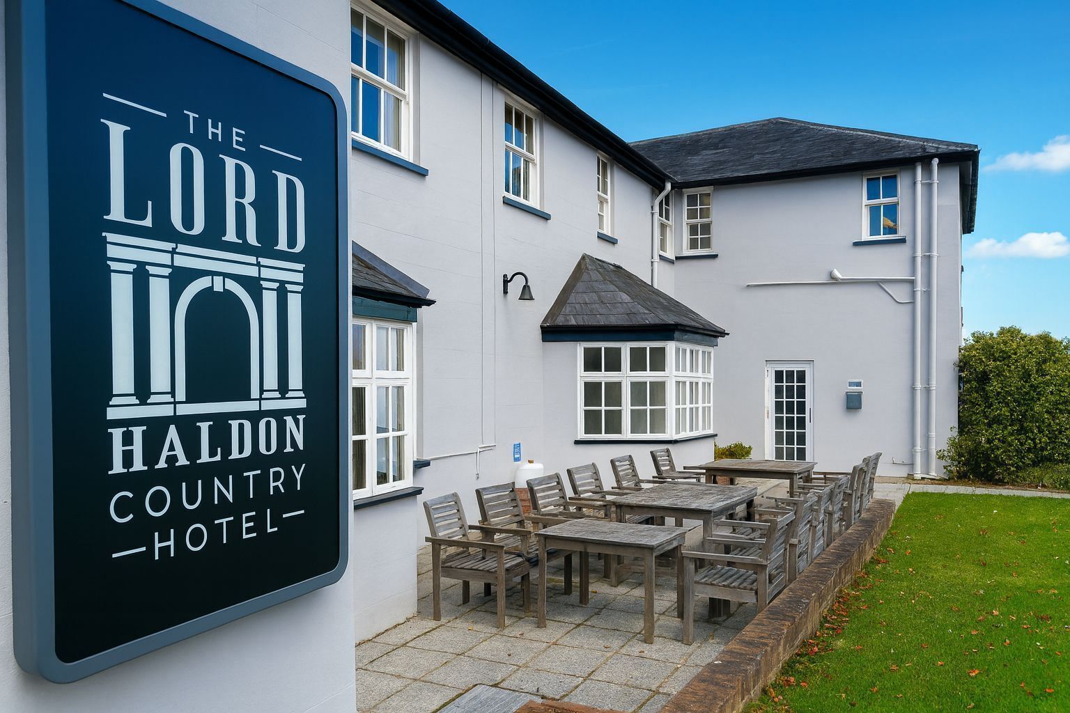 Een bordje voor Hotel The Lord Haldon Country Hotel met terras.