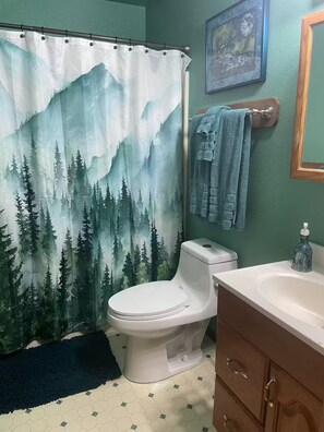 Hair dryer, towels, soap, shampoo - Ravenwood Retreat: an Alaskan forest hideaway at the end of the road.   (Seward)