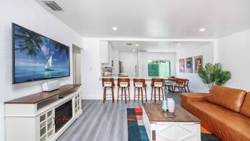 Smart TV, chimenea y tenis de mesa