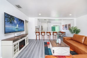 Smart TV, fireplace, ping pong - MIA - 4 BDR - 2 BTH - LAUNDRY ROOM - GAMEROOM - BBQ! (Miami)