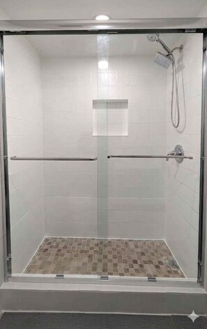 Hair dryer, towels, soap, shampoo - MIA - 4 BDR - 2 BTH - LAUNDRY ROOM - GAMEROOM - BBQ! (Miami)