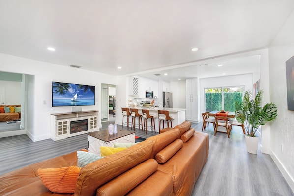 Smart TV, fireplace, ping pong - MIA - 4 BDR - 2 BTH - LAUNDRY ROOM - GAMEROOM - BBQ! (Miami)