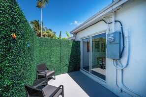 Terrace/patio - MIA - 4 BDR - 2 BTH - LAUNDRY ROOM - GAMEROOM - BBQ! (Miami)