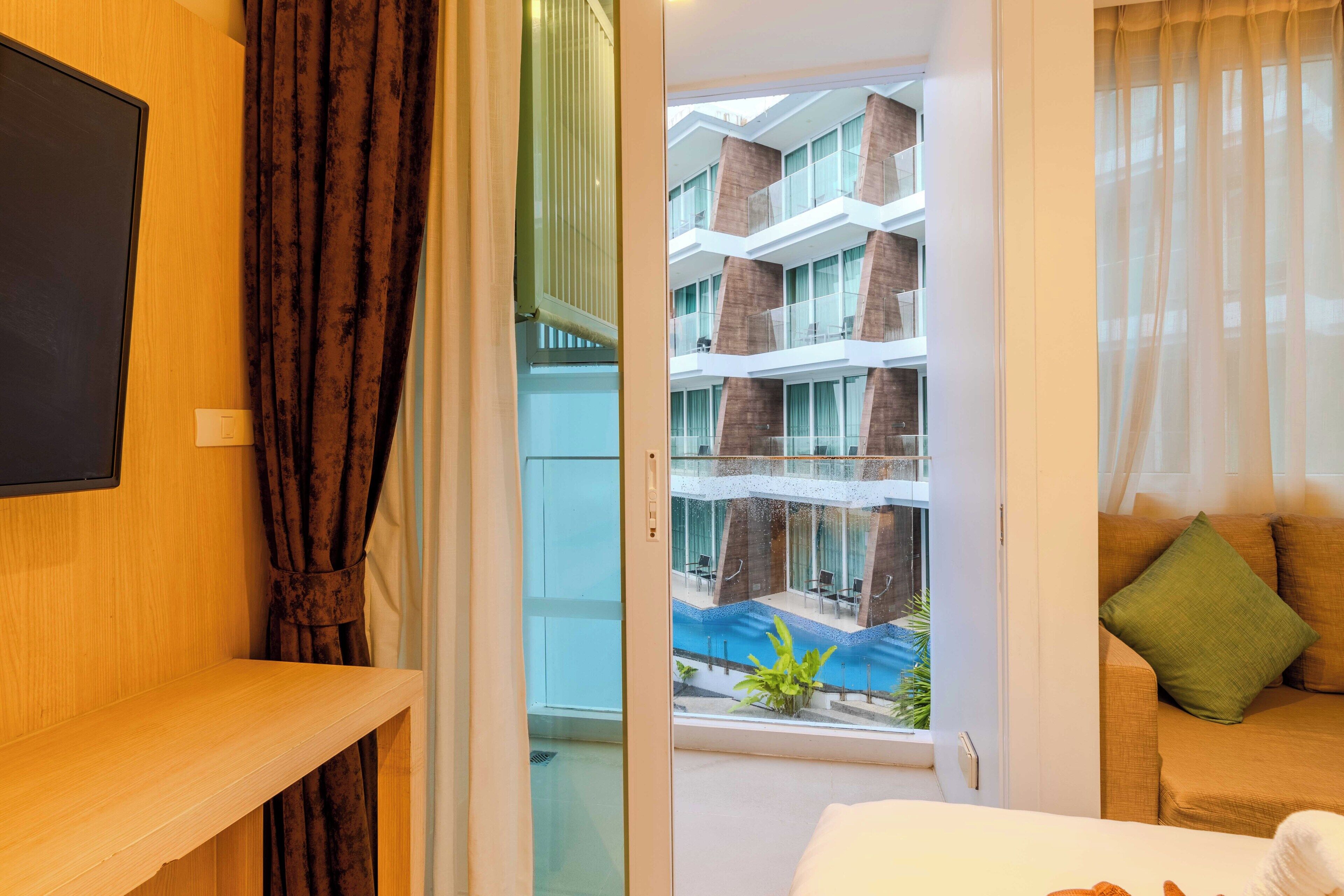 Apartment, Balcony, Pool View | Living area