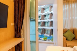 Apartment, Balkon, Poolblick | Wohnbereich