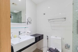 Appartement, balcon, vue sur la piscine | Salle de bain