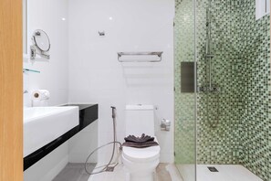 Appartement, balcon, vue sur la piscine | Salle de bain