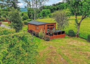 Exterior - The Tryfan Retreat is a bespoke one bedroom lodge with hot tub. (Bala,)