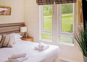 1 bedroom, free WiFi - The Tryfan Retreat is a bespoke one bedroom lodge with hot tub. (Bala,)